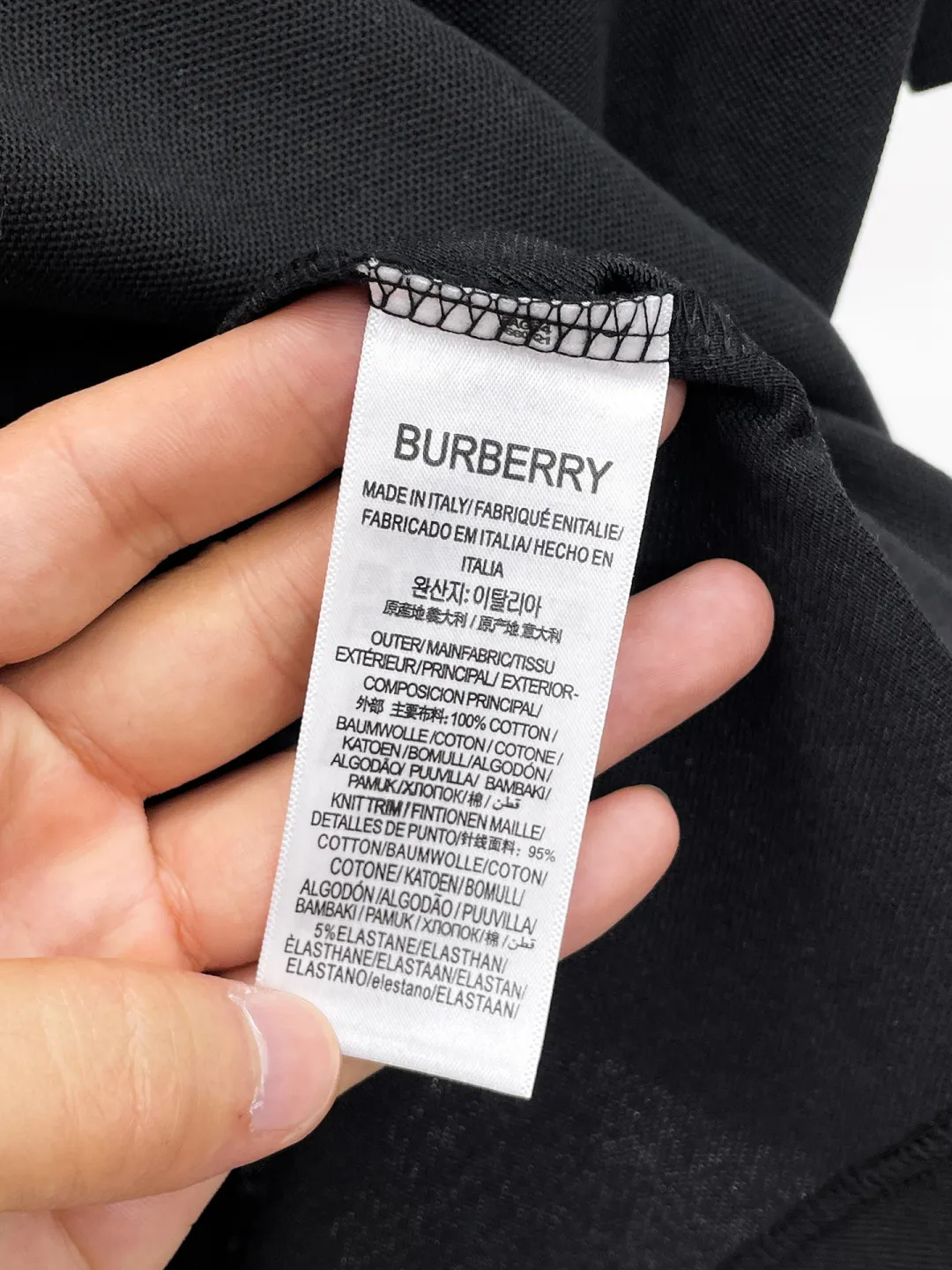 Burberry New Arrival Polo shirt, complete with three labels, original fabric, original customized accessories, official Same Style, made of 210g pure cotton pique fabric, customized same-tank dyed fabric, very comfortable and smooth to the touch, very wide and stylish, produced by the first-line brand Factory, imported Behringer embroidery machine, embroidery is full and textured, the collar rib is woven with imported yarn, does not deform after long-term wear, the most New Arrival style in spring and summer, fashionable and individual Super Versatile and good-looking. It is very suitable for both men and women. It is a must-have for everyone. Size: S-XXL